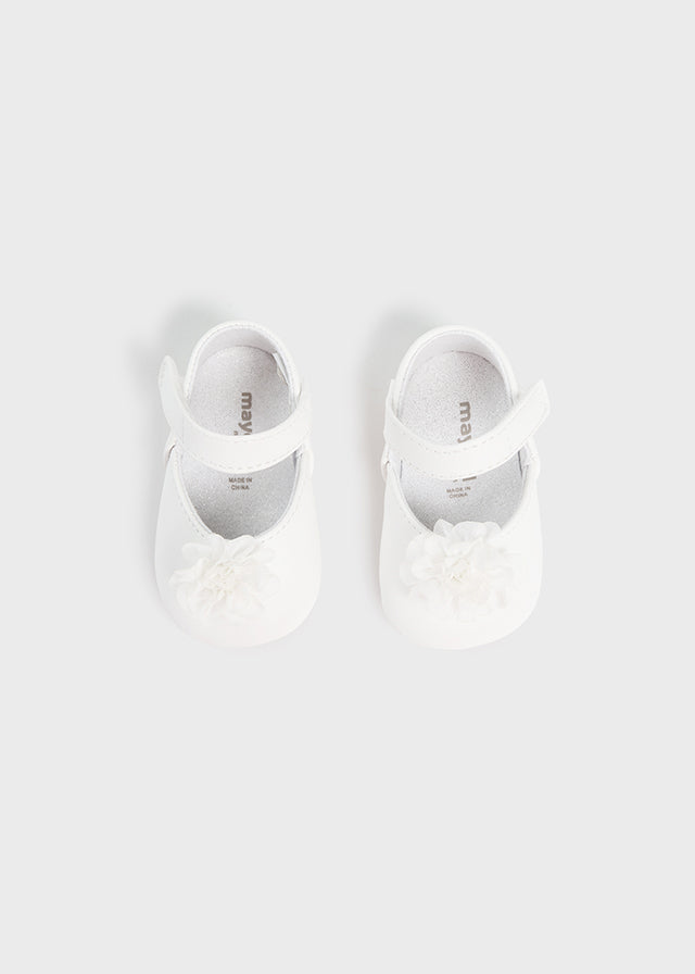 Buciki niemowlęce z kwiatkiem - kolor Biały