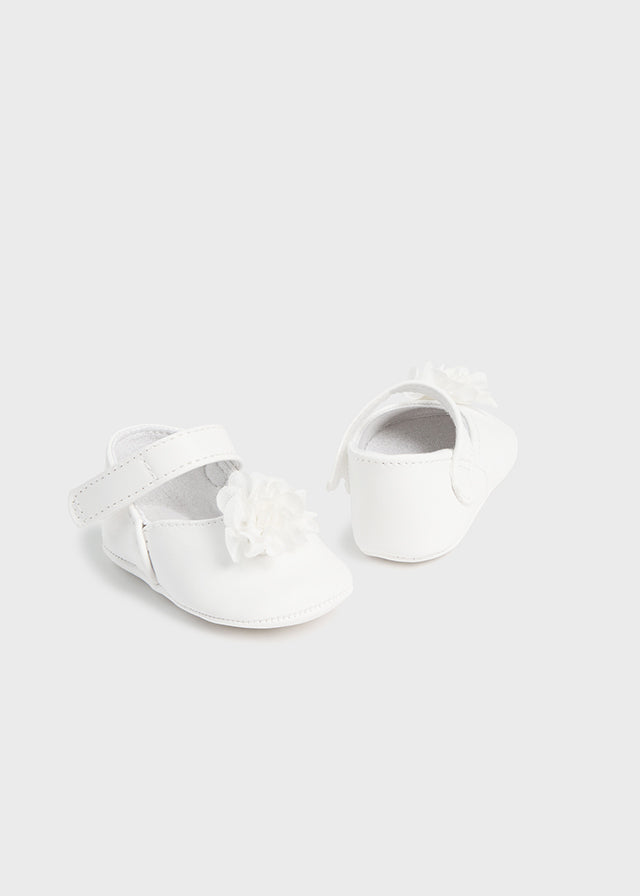 Buciki niemowlęce z kwiatkiem - kolor Biały