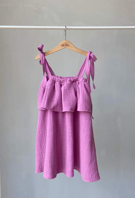 MUŚLINOWA SUKIENKA Z FALBANKĄ -RÓŻOWA