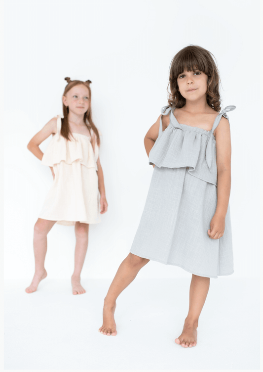 MUŚLINOWA SUKIENKA Z FALBANKĄ SZARA