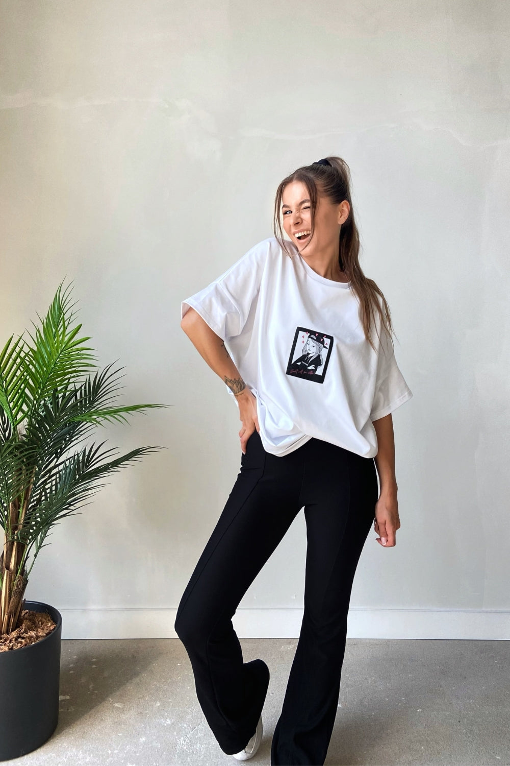 DAMSKA OVERSIZOWA KOSZULKA Z NASZYWKĄ DON′T CALL ME CUTIE